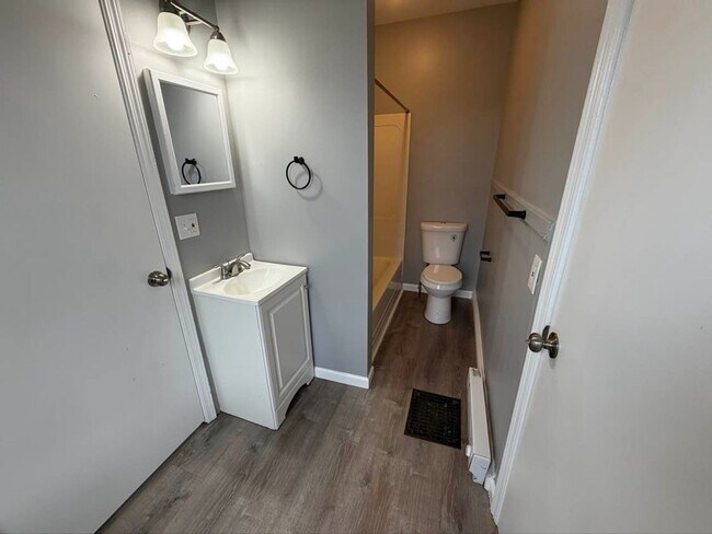 Building Photo - Gorgeous 1-bedroom, First floor! Apartment in quiet Pittsfield Street