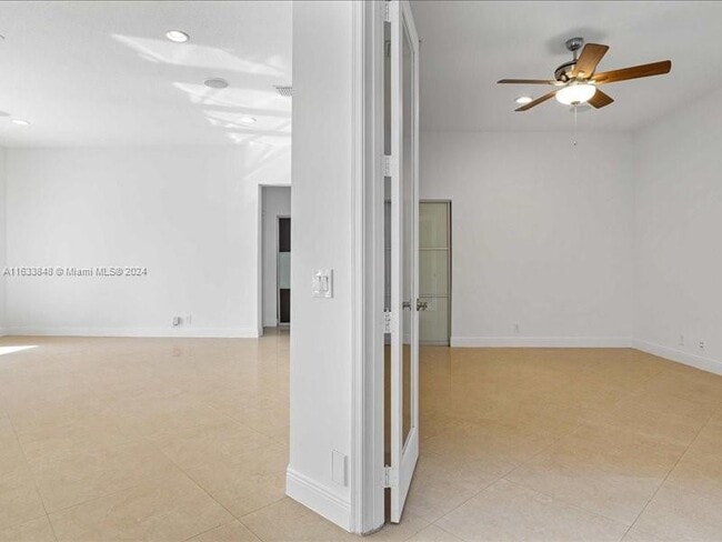 Building Photo - 926 Marina Dr