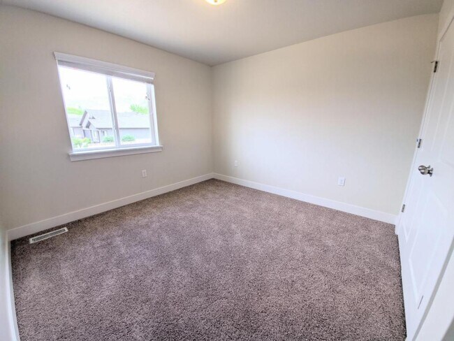 Building Photo - 1036 W 600 S