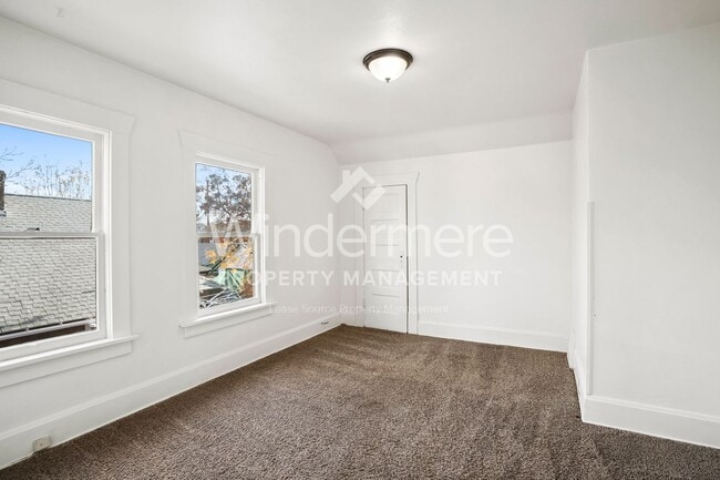 Building Photo - 731 W Knox Ave