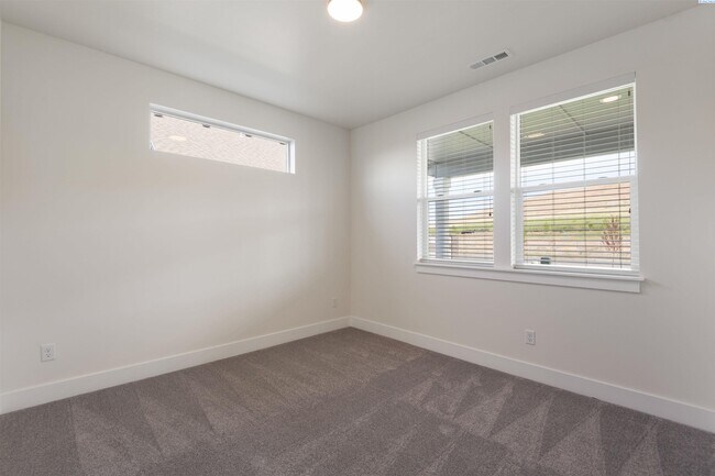 Building Photo - Generational suite w/separate entrance!