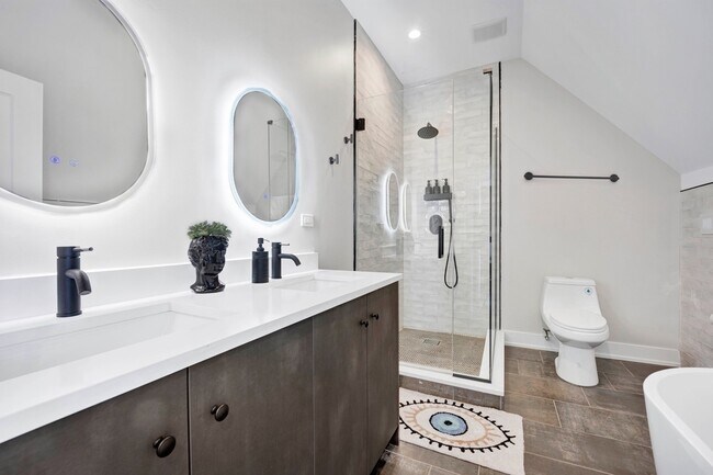 Building Photo - 3330 S Indiana Ave