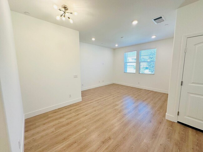 Building Photo - 10964 Roble St