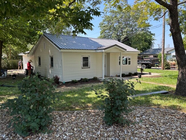 Building Photo - 220 Parker Ln