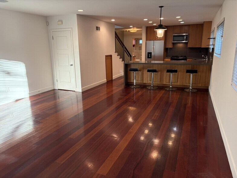 Building Photo - 832 N Las Palmas Ave