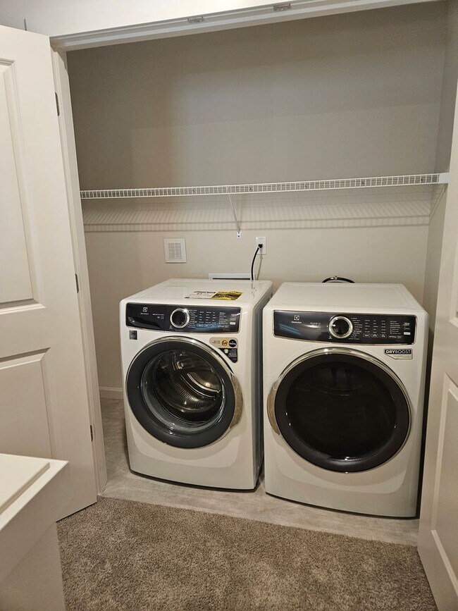 Building Photo - Brand New 3 bdrm 2 1/2 bath townhouse