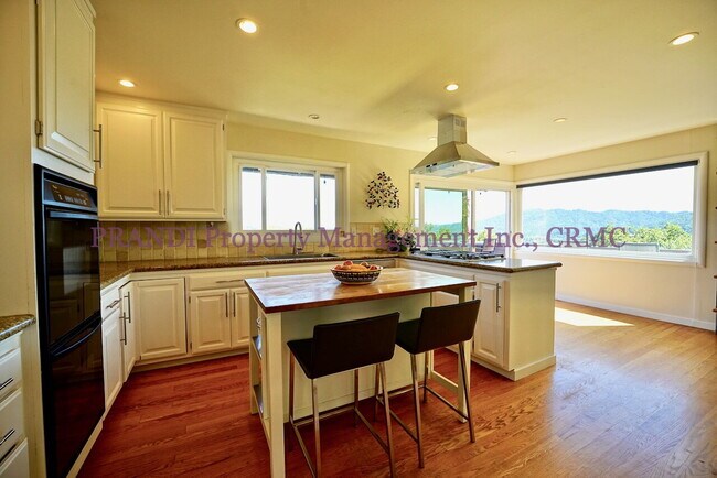 Building Photo - Spacious Greenbrae View Home with Privacy ...