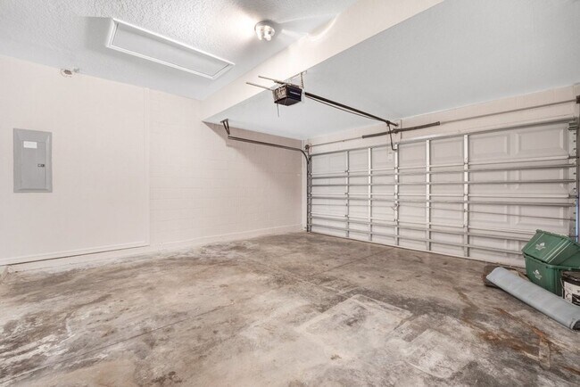 Building Photo - Cozy 4/2 Home Nestled in a Gated Community