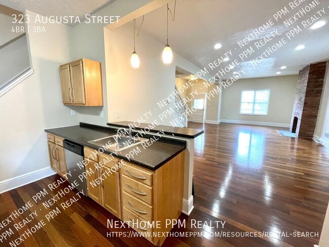 Primary Photo - 323 Augusta St