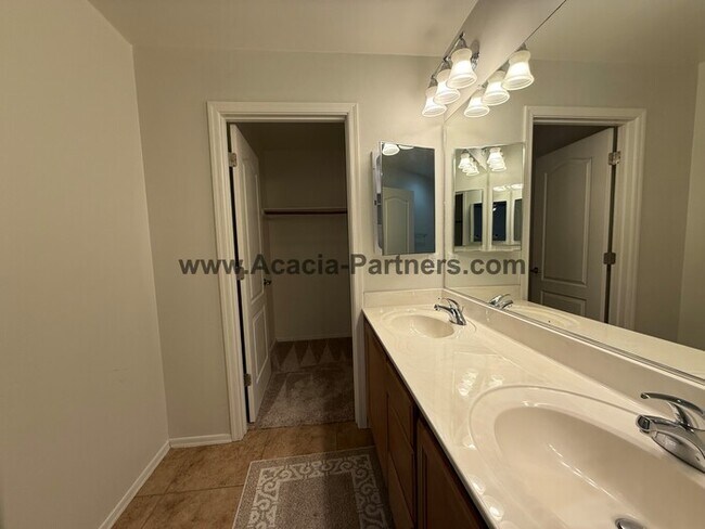 Building Photo - Spacious Three Bedroom Home