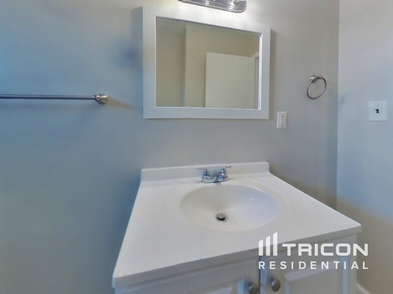 Building Photo - 1508 Crestview Dr