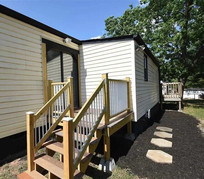 Building Photo - 10 N Acres Dr