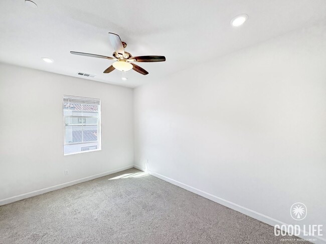 Building Photo - Stunning 3B/3BA Townhome in Oceanside!