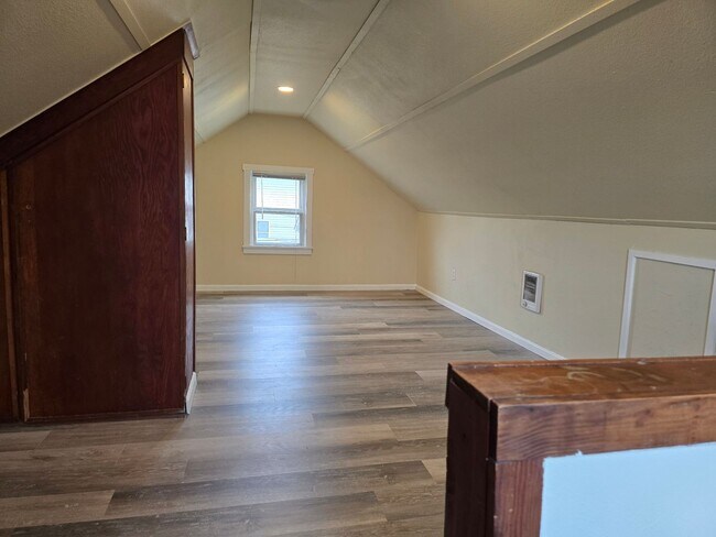 Building Photo - One Bedroom Duplex with Fenced Yard