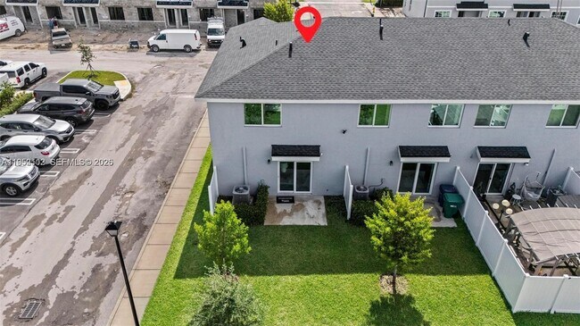 Building Photo - 436 10th Ct