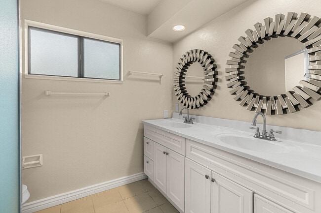 Building Photo - 6724 N 58th Pl