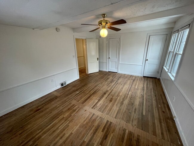 Building Photo - Timeless Spacious 3br + Den/2ba Edina Home w/Hardwood Floors, Large Yard, 2 Car Garage