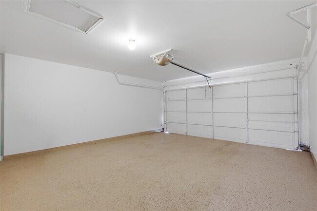 Building Photo - 108 Songbird Ct