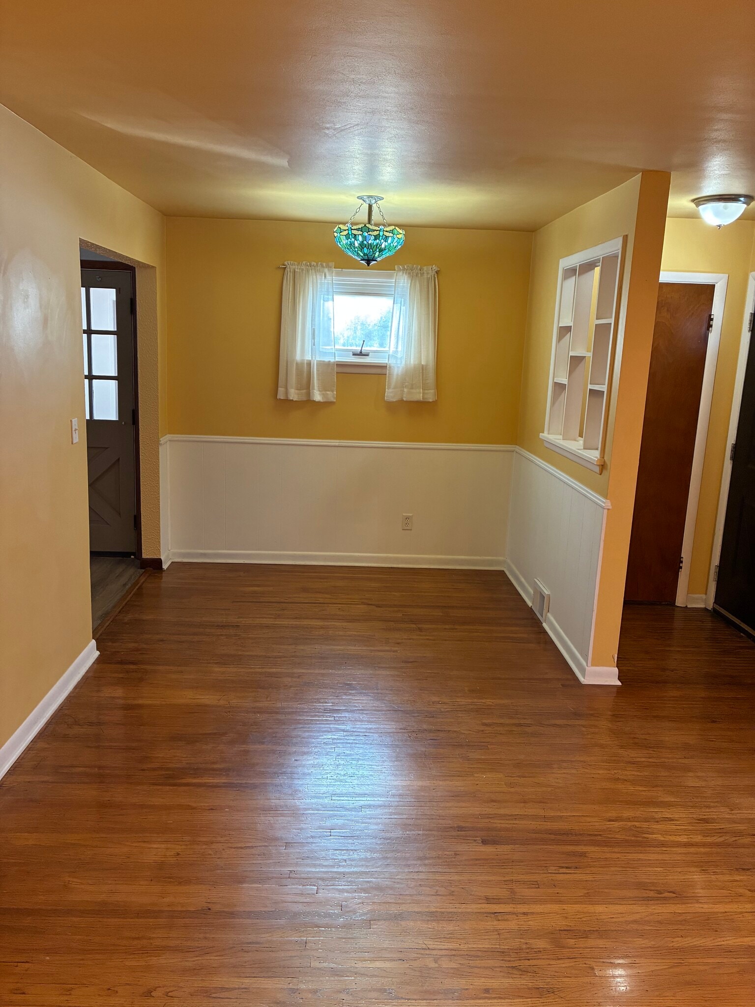 Living and dining room - 28 Ramblewood Dr
