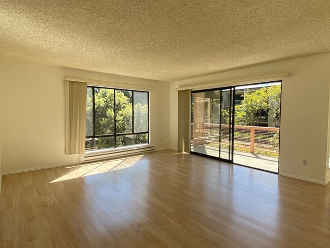 Building Photo - One Bedroom Condo Available in Watergate Community/Emeryville!