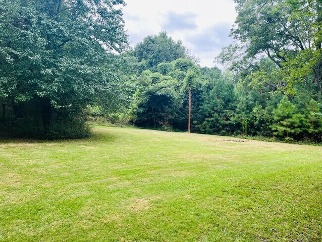 Building Photo - 3 bedroom, 1.5 all brick ranch with 2 car ...