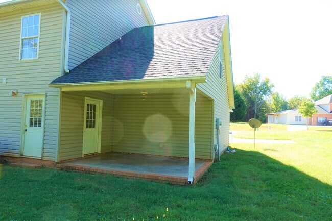 Building Photo - 206 River Oaks Cir