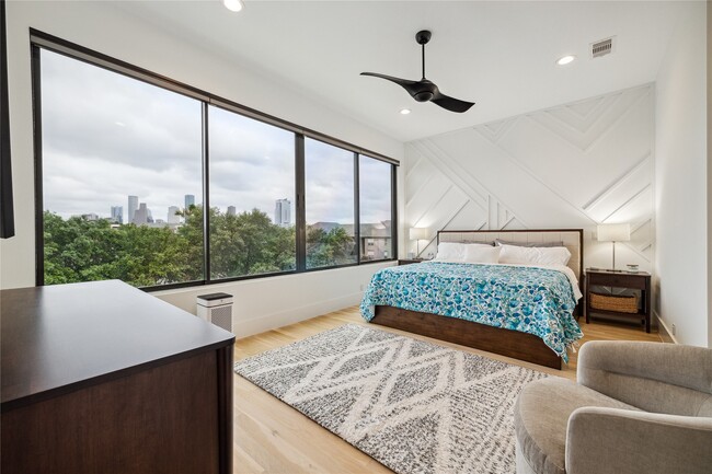 Building Photo - 711 Memorial Heights Dr