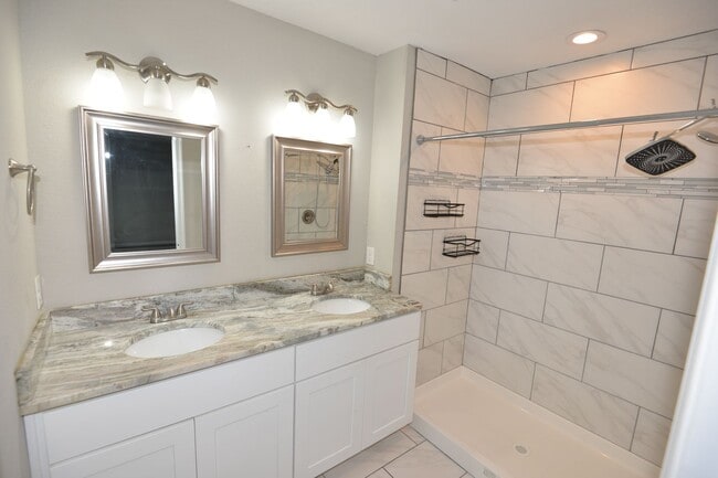 Building Photo - Spacious Single Family w/ Two Master Suites