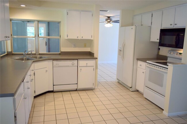 Building Photo - 1639 Manor Rd