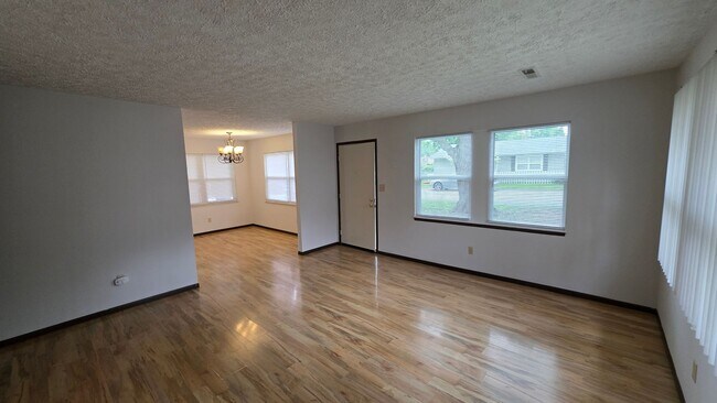 Building Photo - 2 bdrm, 1 1/2 bath home with fenced yard