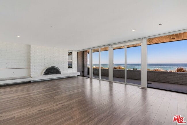 Building Photo - 2308 The Strand