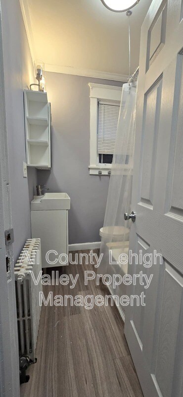 Building Photo - 1037 E 4th St