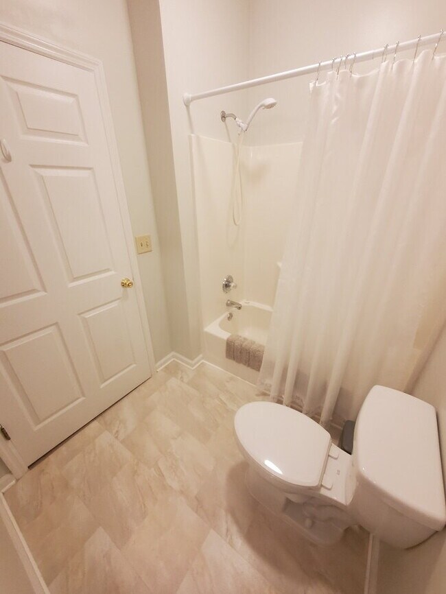 Building Photo - FULLY FURNISHED 2BR CONDO WITH MONTHLY LEASE TERMS