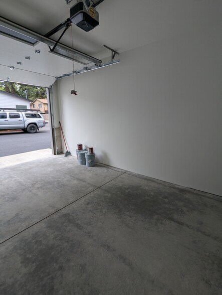 Building Photo - 5041 SE King Rd