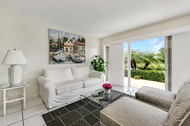 Building Photo - 450 French Royale Cir