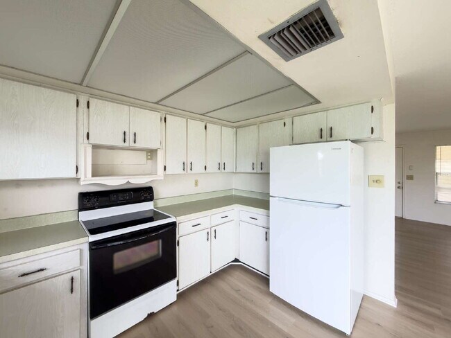 Building Photo - Available for immediate occupancy!