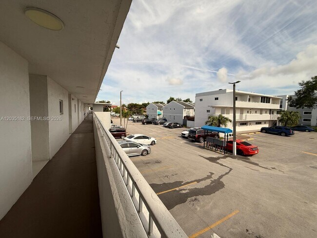 Building Photo - 5611 W 25th Ct