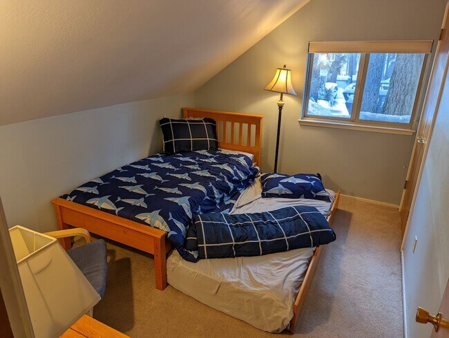 Building Photo - Pet friendly 4Bd home for a seasonal lease...