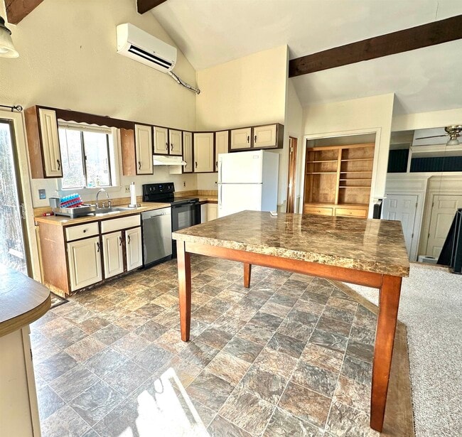 Building Photo - 253 Linderhof Strasse