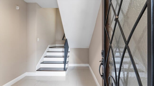 Building Photo - 922 W 20th St