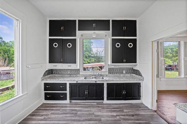Building Photo - 433 E Davilla St