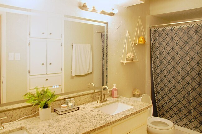 Building Photo - 15510 W Barbara Cir