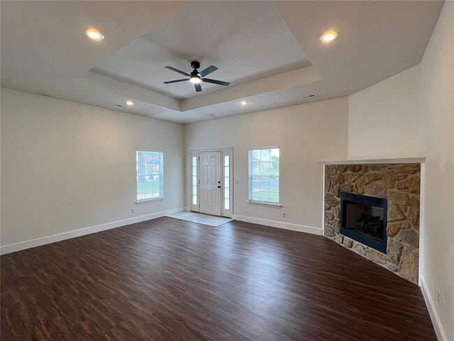 Building Photo - 985 N Daisy Ln