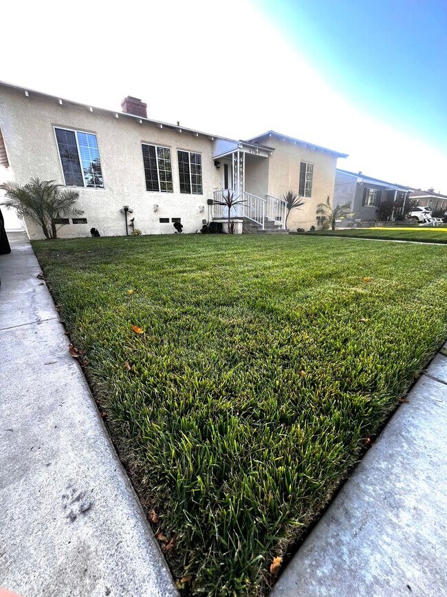 Building Photo - Single Family. 3-bed Home - Desireable Neighborhood!