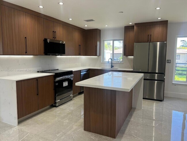 Primary Photo - 1590 SW 139th Ave