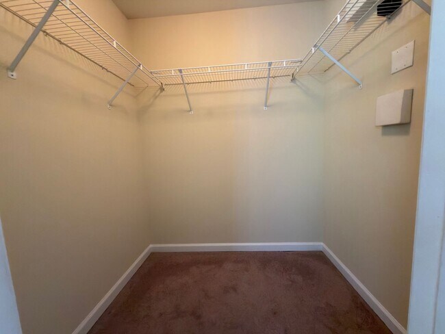 Building Photo - NOW AVAILABLE!  3 bedroom/3 bath condo for RENT!  $2400 per month - Free Shuttle to UTK campus!