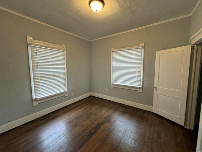 Building Photo - 2 bed 2 bath historic remodeled home with ...