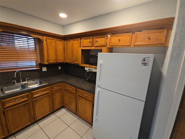 Building Photo - 13806 Long Glen Dr