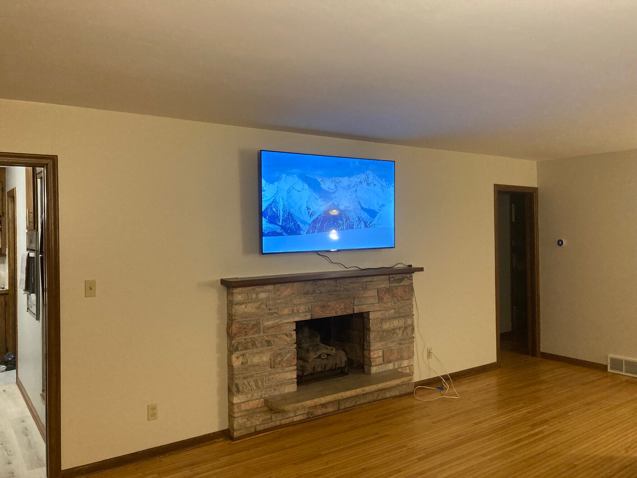 3080A Living Room - 3080 Perrot Ave S
