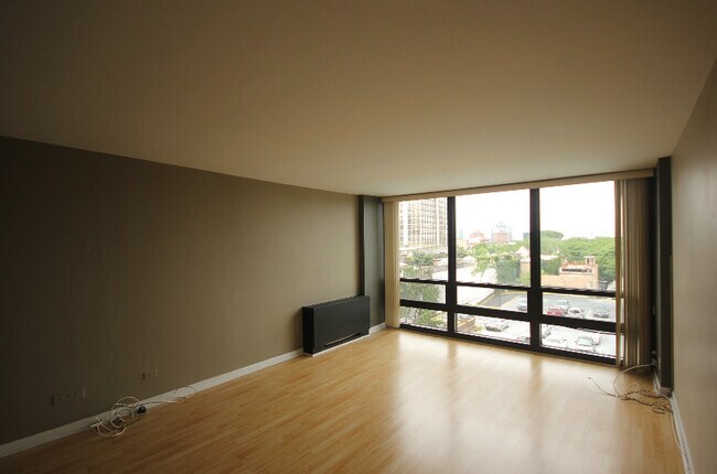 Building Photo - 1636 N Wells St